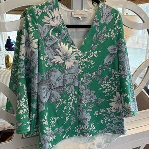 Tuckernuck Green Floral V-Neck Blouse!
